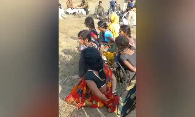 അനധികൃത മണൽഖനനത്തിനെതിരെ സമരം ചെയ്ത സ്ത്രീകളെ കൈവിലങ്ങിട്ട് പൂട്ടി ബിഹാർ സർക്കാർ