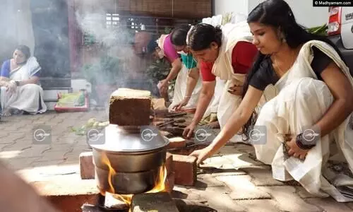 ആറ്റുകാല്‍ പൊങ്കാലക്ക് തുടക്കം; പ​ണ്ടാ​ര അ​ടു​പ്പി​ല്‍ തീ പകർന്നു VIDEO