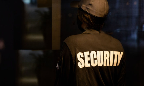 ക്രി​മി​ന​ൽ സെ​ക്യൂ​രി​റ്റി ഓ​ഫി​സ​റെ കൊ​ല്ലാ​ൻ ശ്ര​മം