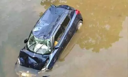 പുതുപ്പാടിയിൽ നിയന്ത്രണംവിട്ട കാർ പുഴയിലേക്ക് മറിഞ്ഞു പുതുപ്പാടിയിൽ നിയന്ത്രണംവിട്ട കാർ പുഴയിലേക്ക് മറിഞ്ഞു