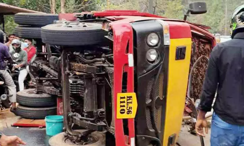 കുറ്റ്യാടി ചുരത്തിൽ ലോറി മറിഞ്ഞ് മൂന്നുപേർക്ക് പരിക്ക്