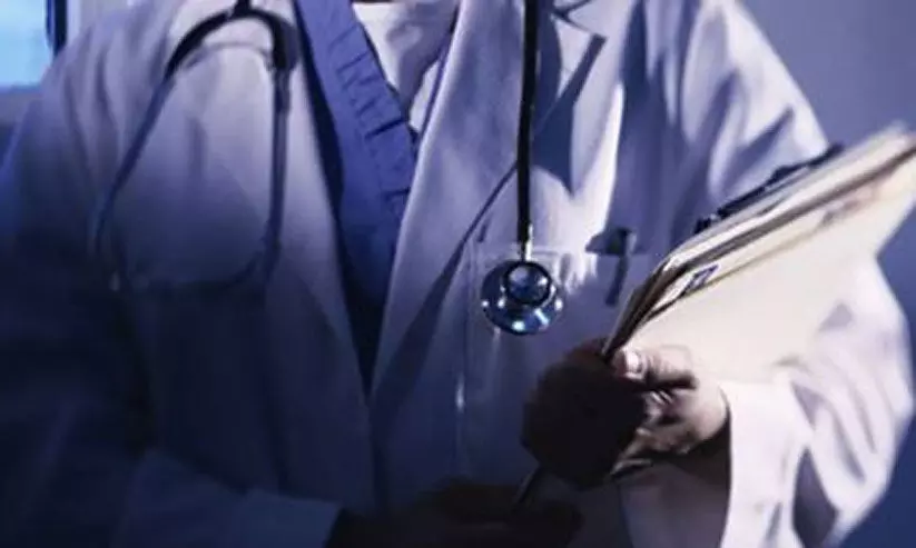 വ​നി​ത ഡോ​ക്​​ട​റെ കൈ​യേ​റ്റം ചെ​യ്​​തു