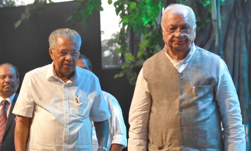 ഭരണഘടന ഉത്തരവാദിത്തത്തിന്മേൽ ഇറങ്ങിക്കളിച്ച്​ ഗവർണർ; അനുനയ രാഷ്ട്രീയത്തിൽ കാര്യം നേടി സർക്കാർ