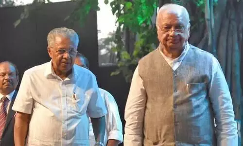 ഭരണഘടന ഉത്തരവാദിത്തത്തിന്മേൽ ഇറങ്ങിക്കളിച്ച് ഗവർണർ; അനുനയ രാഷ്ട്രീയത്തിൽ കാര്യം നേടി സർക്കാർ ഭരണഘടന ഉത്തരവാദിത്തത്തിന്മേൽ ഇറങ്ങിക്കളിച്ച് ഗവർണർ; അനുനയ രാഷ്ട്രീയത്തിൽ കാര്യം നേടി സർക്കാർ