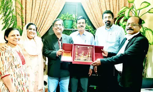 സാം ​പൈ​നും​മൂ​ടി​ന്​ ലോ​ക കേ​ര​ള​സ​ഭ അം​ഗ​ങ്ങ​ളു​ടെ യാ​ത്ര​യ​യ​പ്പ്​