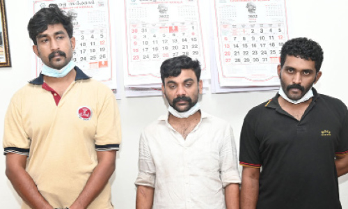 മൊബൈല്‍ ബാങ്കിങ്​ വഴി വീട്ടമ്മയുടെ അക്കൗണ്ടില്‍നിന്ന്​ പണം തട്ടിയ സംഘം പിടിയില്‍