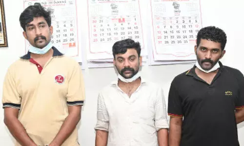 മൊബൈല്‍ ബാങ്കിങ്​ വഴി വീട്ടമ്മയുടെ അക്കൗണ്ടില്‍നിന്ന്​ പണം തട്ടിയ സംഘം പിടിയില്‍