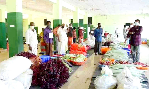 വി​യ​ർ​പ്പി​ന്‍റെ ഫ​ലം തേ​ടി ക​ണ്ണീ​രോ​ടെ ക​ർ​ഷ​ക​ർ