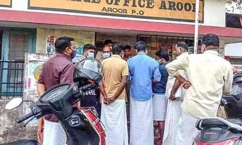 കൈക്കൂലി ചോദിച്ചെന്നാക്ഷേപം; അരൂര്‍ വില്ലേജ് ഓഫിസില്‍ തര്‍ക്കവും സംഘര്‍ഷവും