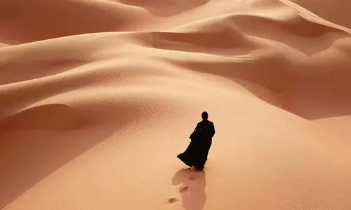 മരുഭൂമിയിലേയ്ക്കു പോകുന്നവൾ മരുഭൂമിയിലേയ്ക്കു പോകുന്നവൾ