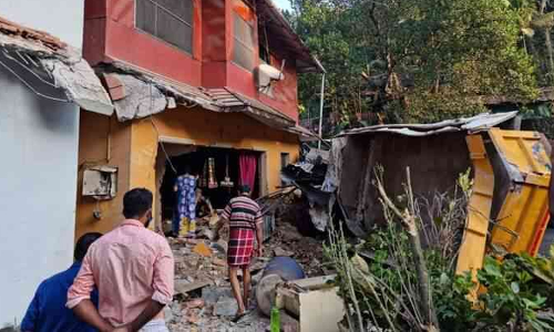 നിയന്ത്രണം വിട്ട ടിപ്പർ ലോറി ഇടിച്ച് വീടും ആറ് വാഹനങ്ങളും തകർന്നു