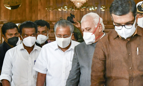 കേ​ന്ദ്ര സ​ർ​ക്കാ​റി​നെ രൂ​ക്ഷ​മാ​യി വി​മ​ർ​ശി​ച്ച്​ ഗ​വ​ർ​ണ​റു​ടെ ന​യ​പ്ര​ഖ്യാ​പ​ന പ്ര​സം​ഗം