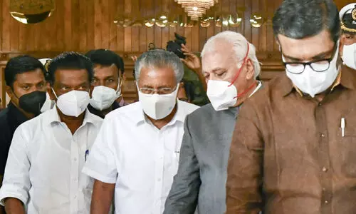 കേ​ന്ദ്ര സ​ർ​ക്കാ​റി​നെ രൂ​ക്ഷ​മാ​യി വി​മ​ർ​ശി​ച്ച്​ ഗ​വ​ർ​ണ​റു​ടെ ന​യ​പ്ര​ഖ്യാ​പ​ന പ്ര​സം​ഗം