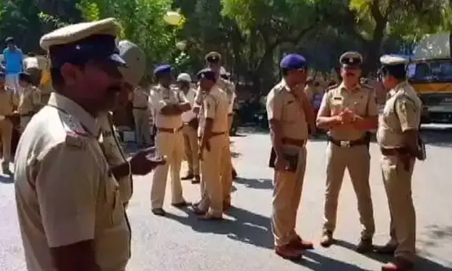 നെറ്റിയിൽ കുറിയിട്ടതിന് വിദ്യാർഥിയെ കോളജിൽ പ്രവേശിപ്പിച്ചില്ല; കർണാടക കോളജിൽ വാക്കേറ്റം നെറ്റിയിൽ കുറിയിട്ടതിന് വിദ്യാർഥിയെ കോളജിൽ പ്രവേശിപ്പിച്ചില്ല; കർണാടക കോളജിൽ വാക്കേറ്റം