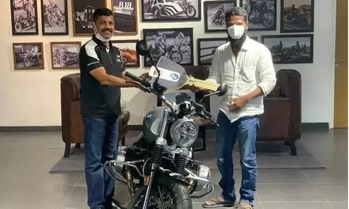 Vetrimaran takes the BMW Superbike to the garage Vetrimaran takes the BMW Superbike to the garage