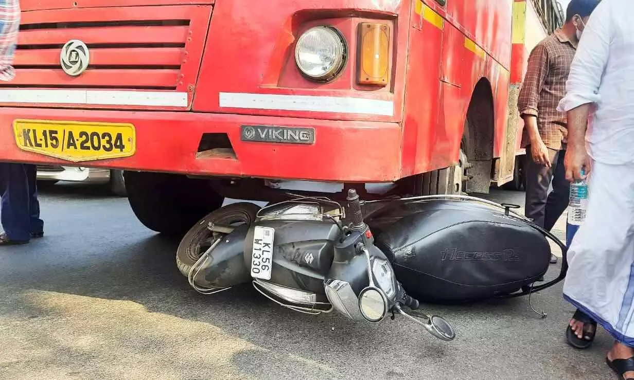 ബസിനടിയിൽപ്പെട്ട സ്കൂട്ടർ യാത്രികൻ അത്ഭുതകരമായി രക്ഷപ്പെട്ടു ബസിനടിയിൽപ്പെട്ട സ്കൂട്ടർ യാത്രികൻ അത്ഭുതകരമായി രക്ഷപ്പെട്ടു