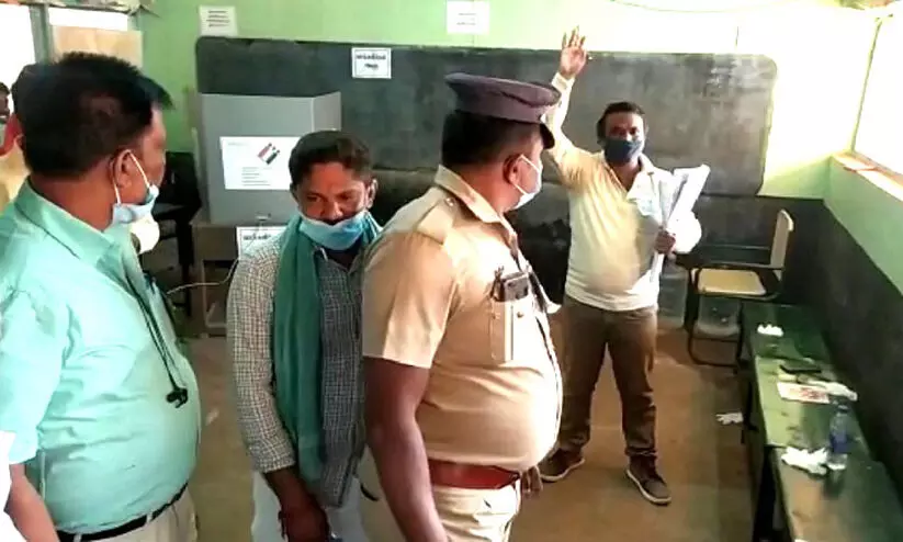 തമിഴ്നാട്ടിൽ വോട്ടറുടെ ഹിജാബ് മാറ്റാൻ ആവശ്യപ്പെട്ട ബി.ജെ.പി ബൂത്ത് ഏജന്റിനെ കസ്റ്റഡിയിലെടുത്തു തമിഴ്നാട്ടിൽ വോട്ടറുടെ ഹിജാബ് മാറ്റാൻ ആവശ്യപ്പെട്ട ബി.ജെ.പി ബൂത്ത് ഏജന്റിനെ കസ്റ്റഡിയിലെടുത്തു