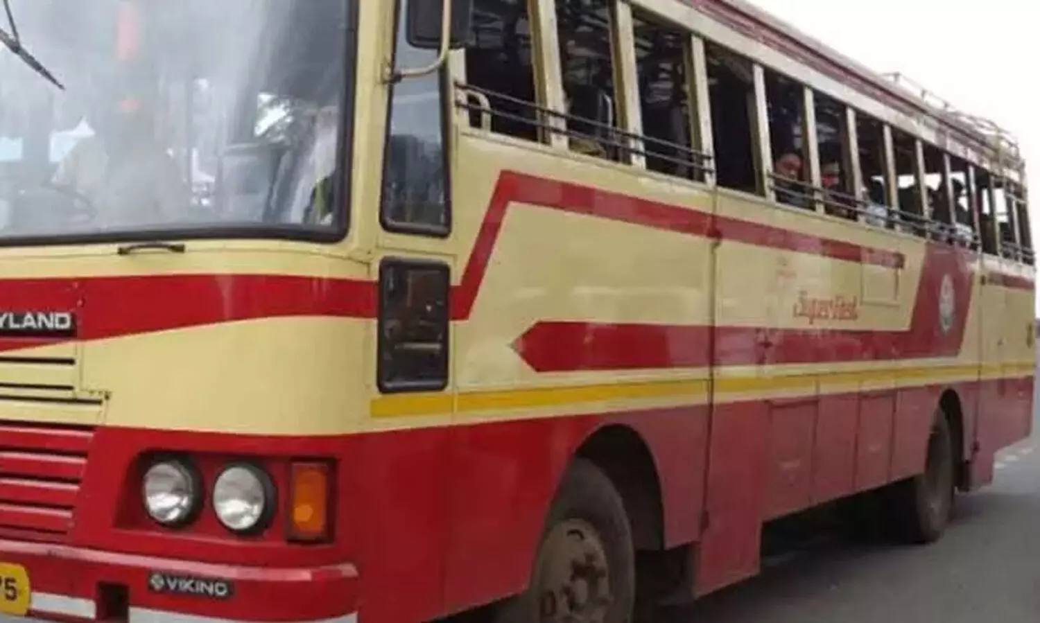 കാട്ടാനക്കൂട്ടം കെ.എസ്.ആർ.ടി.സി ബസ് ആക്രമിച്ചു; യാത്രക്കാർ രക്ഷപ്പെട്ടു