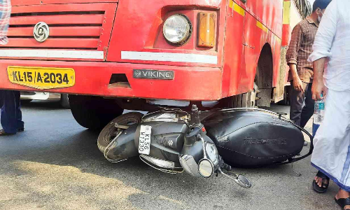 ബസിനടിയിൽപ്പെട്ട സ്കൂട്ടർ യാത്രികൻ അത്ഭുതകരമായി രക്ഷപ്പെട്ടു