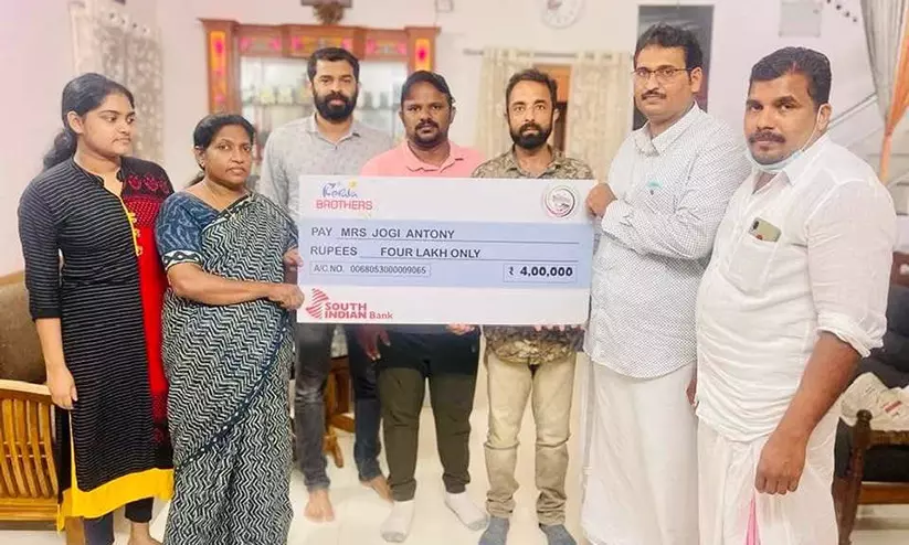 കേരള ബ്രദേഴ്സ് ടാക്സി അഞ്ചുലക്ഷം ധനസഹായം കൈമാറി കേരള ബ്രദേഴ്സ് ടാക്സി അഞ്ചുലക്ഷം ധനസഹായം കൈമാറി