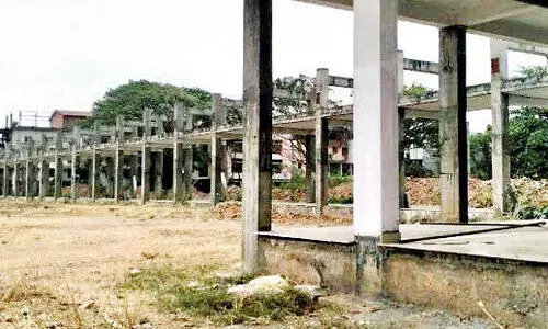 മഴയത്തും വെയിലത്തും ദുരിതയാത്ര; എന്ന്​ ശരിയാവും സ്​റ്റേഡിയം ബസ് സ്റ്റാൻഡ്​ ടെർമിനൽ?