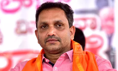 രാജ്ഭവൻ മാർച്ചിനെതിരെ ഹരജിയുമായി കെ. സുരേന്ദ്രൻ ഹൈകോടതിയിൽ: സ​ർ​ക്കാ​ർ ഉ​ദ്യോ​ഗ​സ്ഥ​രെ​യും തൊ​ഴി​ലു​റ​പ്പ് തൊ​ഴി​ലാ​ളി​ക​ളെ​യും വി​ല​ക്ക​ണം