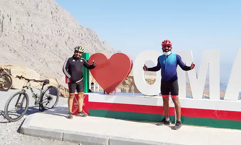 അതിരുകൾ ഭേദിച്ച സൈക്കിൾ റൈഡ്​: യു.എ.ഇയിൽനിന്ന്​ ഒമാനിലേക്ക്​ സൈക്കിൾ ചവിട്ടി മലയാളികൾ