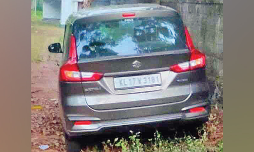 ചാലക്കുടിയിൽനിന്ന്​ തട്ടിയെടുത്ത കാർ കോൾക്കുന്നിൽ ഉപേക്ഷിച്ച നിലയിൽ