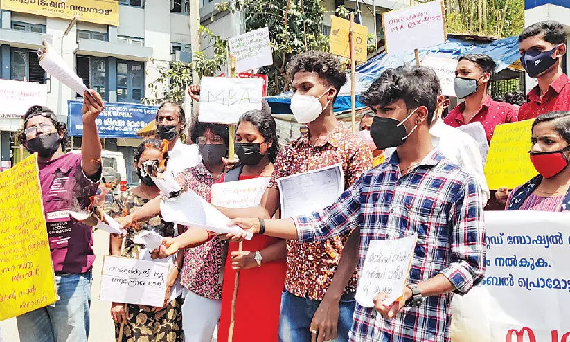 ക​മി​റ്റ​ഡ് സോ​ഷ്യ​ൽ വ​ർ​ക്ക​ർ ത​സ്തി​ക​യി​ലേ​ക്ക് ന​ട​ത്തി​യ മ​ത്സ​ര​പ​രീ​ക്ഷ റ​ദ്ദാ​ക്കു​ക; പ്രതി​​​ഷേധവുമായി ആദിവാസി യു​വജനങ്ങളുടെ സത്യഗ്രഹ സമരം