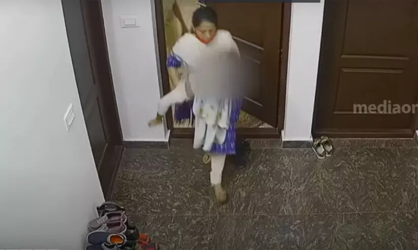 രണ്ട് വയസുകാരിയെ മർദിച്ച സംഭവം; ഫ്ലാറ്റിലെ സി.സി.ടി.വി ദൃശ്യങ്ങൾ പുറത്ത് രണ്ട് വയസുകാരിയെ മർദിച്ച സംഭവം; ഫ്ലാറ്റിലെ സി.സി.ടി.വി ദൃശ്യങ്ങൾ പുറത്ത്