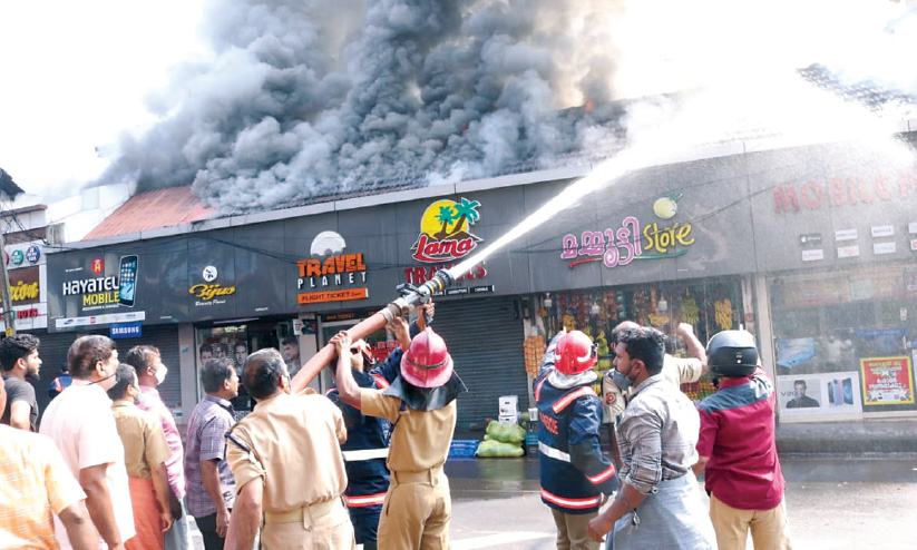 കൂത്തുപറമ്പ് നഗരത്തിൽ വൻ തീപിടിത്തം കൂത്തുപറമ്പ് നഗരത്തിൽ വൻ തീപിടിത്തം