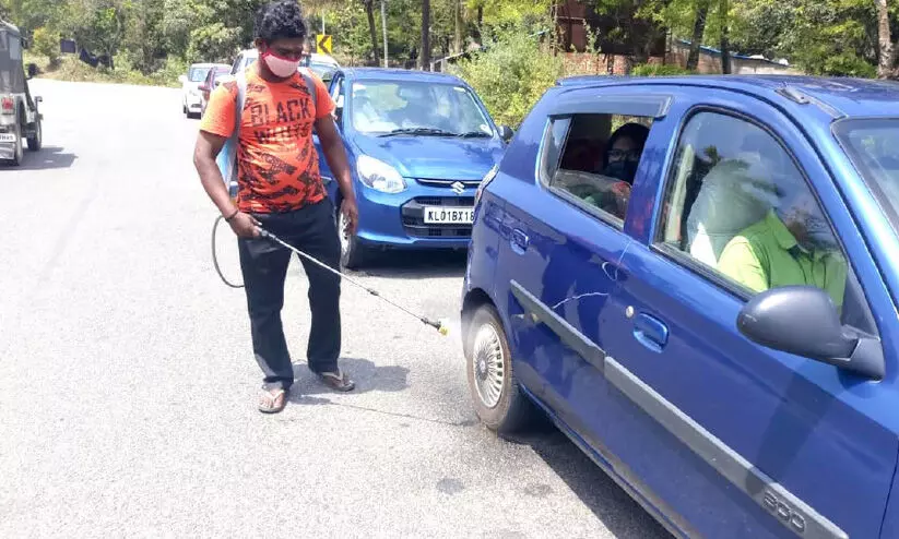 തമിഴ്നാട് അതിർത്തിയിൽ നിയന്ത്രണം കർശനം; കേരള അതിർത്തിയിൽ ഒന്നുമില്ല തമിഴ്നാട് അതിർത്തിയിൽ നിയന്ത്രണം കർശനം; കേരള അതിർത്തിയിൽ ഒന്നുമില്ല