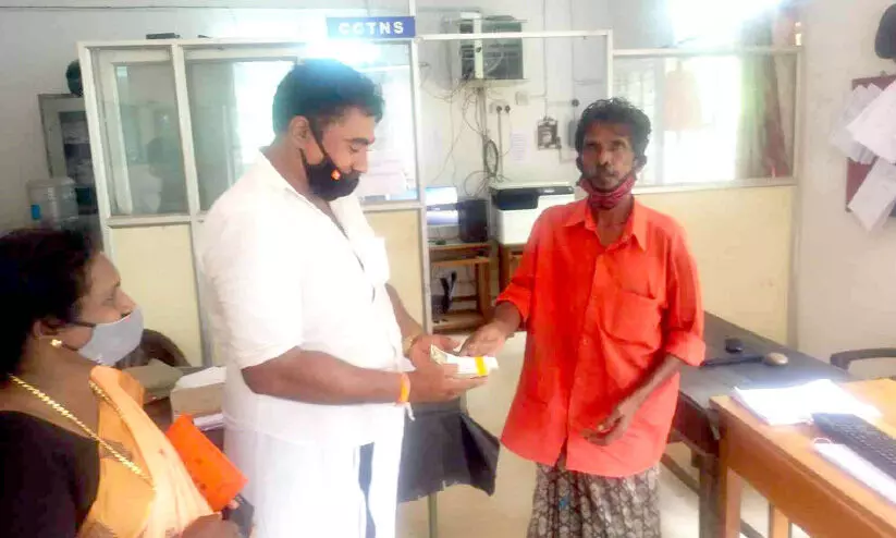 കളഞ്ഞുകിട്ടിയ പണം തിരികെ നൽകി