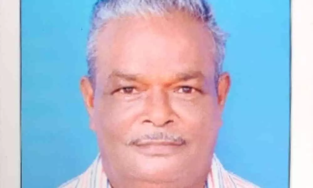 കൊച്ചുമകളെ ബസ്സിൽ കയറ്റി തിരിച്ചിറങ്ങുന്നതിനിടെ വീണ് വയോധികൻ മരിച്ചു കൊച്ചുമകളെ ബസ്സിൽ കയറ്റി തിരിച്ചിറങ്ങുന്നതിനിടെ വീണ് വയോധികൻ മരിച്ചു