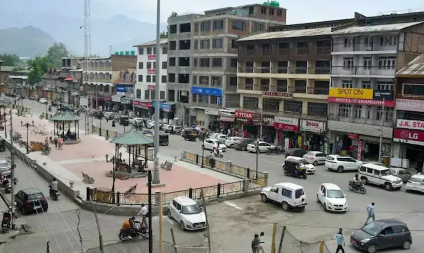 ജമ്മു-കശ്മീരിലെ മണ്ഡല പുനർനിർണയം: കാലാവധി രണ്ടു മാസത്തേക്കുകൂടി നീട്ടി ജമ്മു-കശ്മീരിലെ മണ്ഡല പുനർനിർണയം: കാലാവധി രണ്ടു മാസത്തേക്കുകൂടി നീട്ടി