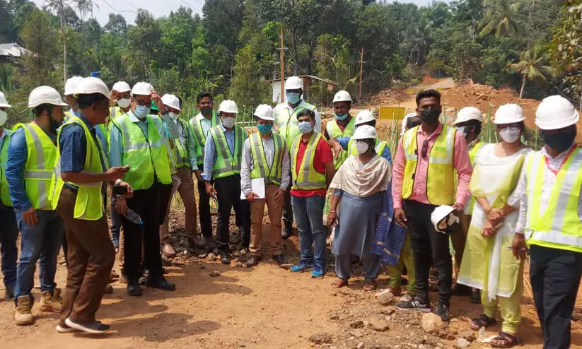 മൂവാറ്റുപുഴ-തേനി റോഡ്: സ്ഥല പരിശോധനക്ക് ജര്മന് സംഘം എത്തി മൂവാറ്റുപുഴ-തേനി റോഡ്: സ്ഥല പരിശോധനക്ക് ജര്മന് സംഘം എത്തി