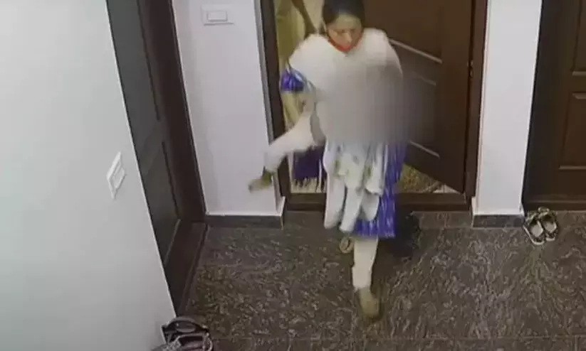 മൂന്നു വയസ്സുകാരിക്ക് ക്രൂര മർദനം: ദേഹത്ത് ചിപ്പ്, അമാനുഷിക ശക്തി; വിചിത്ര വാദങ്ങൾ ആവർത്തിച്ച് അമ്മ മൂന്നു വയസ്സുകാരിക്ക് ക്രൂര മർദനം: ദേഹത്ത് ചിപ്പ്, അമാനുഷിക ശക്തി; വിചിത്ര വാദങ്ങൾ ആവർത്തിച്ച് അമ്മ