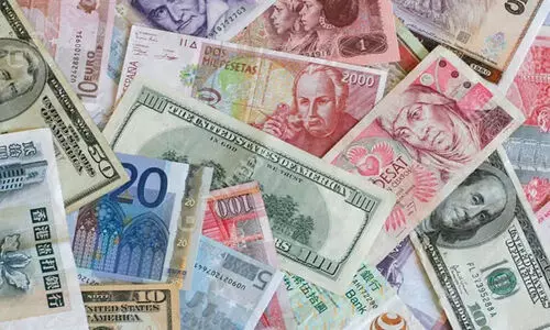 യാത്രക്കാരനിൽനിന്ന് കറൻസി പിടിച്ചെടുത്തു