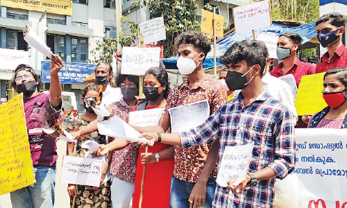 ക​മി​റ്റ​ഡ് സോ​ഷ്യ​ൽ വ​ർ​ക്ക​ർ ത​സ്തി​ക​യി​ലേ​ക്ക് ന​ട​ത്തി​യ മ​ത്സ​ര​പ​രീ​ക്ഷ റ​ദ്ദാ​ക്കു​ക; പ്രതി​​​ഷേധവുമായി ആദിവാസി യു​വജനങ്ങളുടെ സത്യഗ്രഹ സമരം