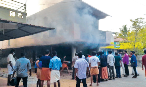 ഇലക്ട്രിക് സ്കൂട്ടർ വിൽപന കേന്ദ്രത്തിൽ തീപിടിത്തം
