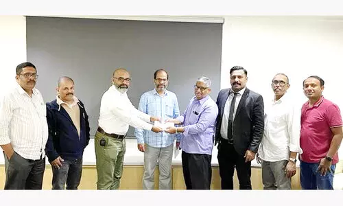 മ​നാ​ഫ് വി​ല്യാ​പ്പ​ള്ളി​ക്ക് ക്ര​സ​ന്റ്​ സെൻറ​ർ യാ​ത്ര​യ​യ​പ്പ്