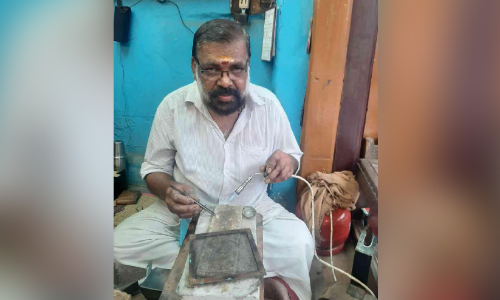 കനകം വിരിയിച്ച കൈകൾ ജീവിതവഴി തേടുന്നു