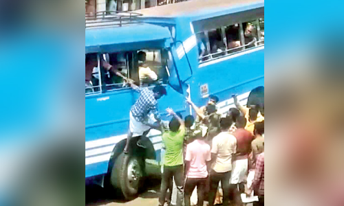 തിരുവില്വാമല-ഒറ്റപ്പാലം റൂട്ടിൽ സ്വകാര്യ ബസ് മിന്നൽ പണിമുടക്ക്