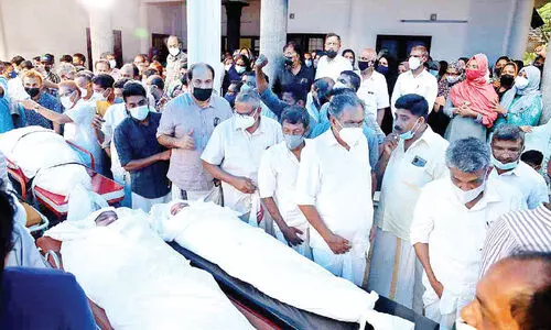 നാലംഗ കുടുംബത്തെ ചേരമാൻ ജുമാമസ്ജിദ് അങ്കണത്തിൽ ഖബറടക്കി