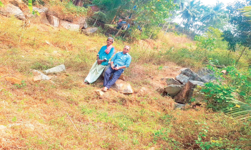 കൃഷിഭൂമിയിൽ കൂറ്റൻ പാറക്കഷണങ്ങൾ നീക്കംചെയ്തില്ല: ഗെയിൽ അധികൃതർക്കെതിരെ പരാതിയുമായി കർഷകർ കൃഷിഭൂമിയിൽ കൂറ്റൻ പാറക്കഷണങ്ങൾ നീക്കംചെയ്തില്ല: ഗെയിൽ അധികൃതർക്കെതിരെ പരാതിയുമായി കർഷകർ