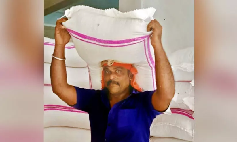 നിലനിൽപിനായി അധ്യാപക വേഷം അഴിച്ചു; ഇനി ചുമട്ടുകാരൻ നിലനിൽപിനായി അധ്യാപക വേഷം അഴിച്ചു; ഇനി ചുമട്ടുകാരൻ