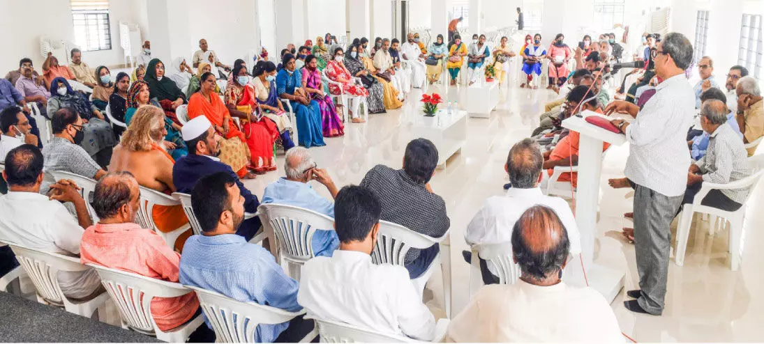 പള്ളിയിലെ നമസ്​കാരം കണ്ടും​ സ്​നേഹവിരുന്നിൽ പ​ങ്കെടുത്തും​ വയനാട്​ സംഘം എറണാകുളത്ത്​