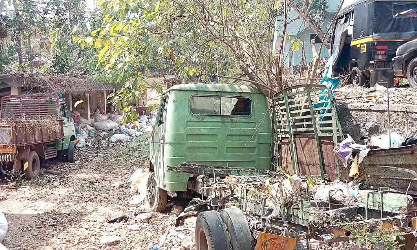 പൊലീസ് പിടിച്ചെടുത്ത വാഹനങ്ങള്‍ കുന്നിക്കോട് മാര്‍ക്കറ്റില്‍; കത്ത്​ നൽകിയിട്ടും നീക്കം ചെയ്യാൻ നടപടിയില്ലെന്ന്​ പഞ്ചായത്ത്