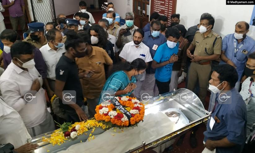 കെ.പി.എ.സി. ലളിതക്ക് വിട; വടക്കാഞ്ചേരിയിലെ വീട്ടുവളപ്പിൽ അന്ത്യനിദ്ര കെ.പി.എ.സി. ലളിതക്ക് വിട; വടക്കാഞ്ചേരിയിലെ വീട്ടുവളപ്പിൽ അന്ത്യനിദ്ര