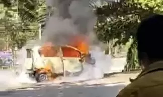 നിർത്തിയിട്ട കാർ കത്തി നശിച്ചു നിർത്തിയിട്ട കാർ കത്തി നശിച്ചു